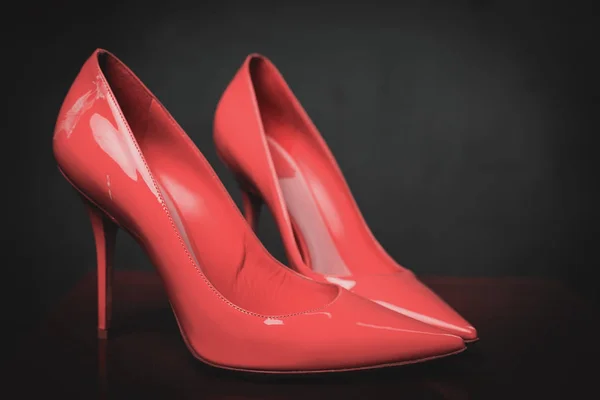Růžový ženské boty na podpatku — Stock fotografie
