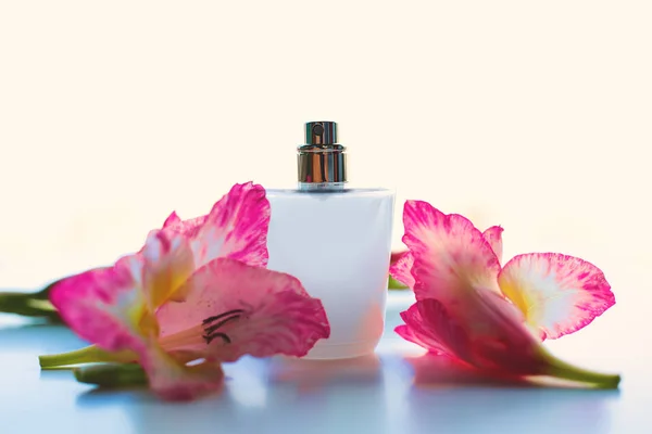 Frasco de perfume con una delicada fragancia rosa y flores en whi —  Fotos de Stock