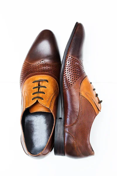 Erkek deri ayakkabı kahverengi beyaz üzerinde