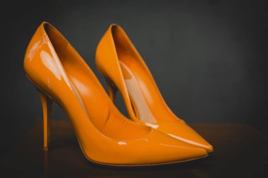 Lake parlak turuncu yüksek topuklu ayakkabı