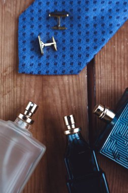 erkekler moda aksesuarları. Kravatla parfüm ve kelepçele