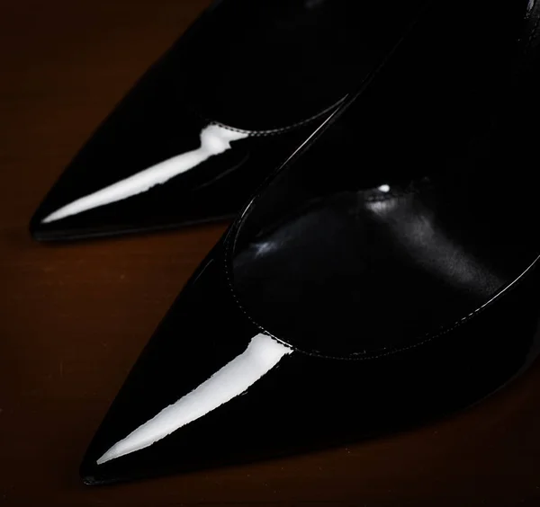 Černá samice vysoké boty na podpatku — Stock fotografie