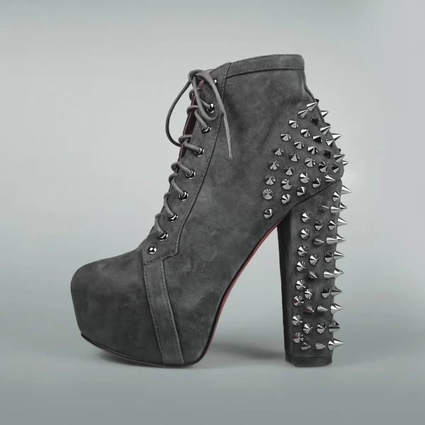 Женская серая стильная обувь с шипами — стоковое фото