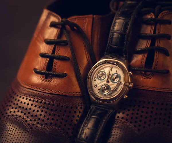 Buty męskie zbliżenie i zegarek — Zdjęcie stockowe