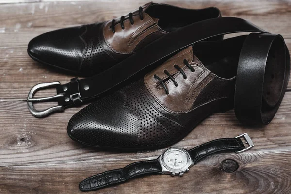 Chaussures avec ceinture et montre — Photo