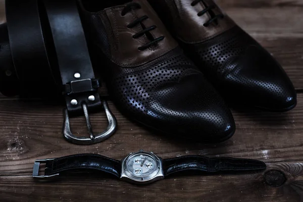 Módní boty s pásem a hodinky — Stock fotografie