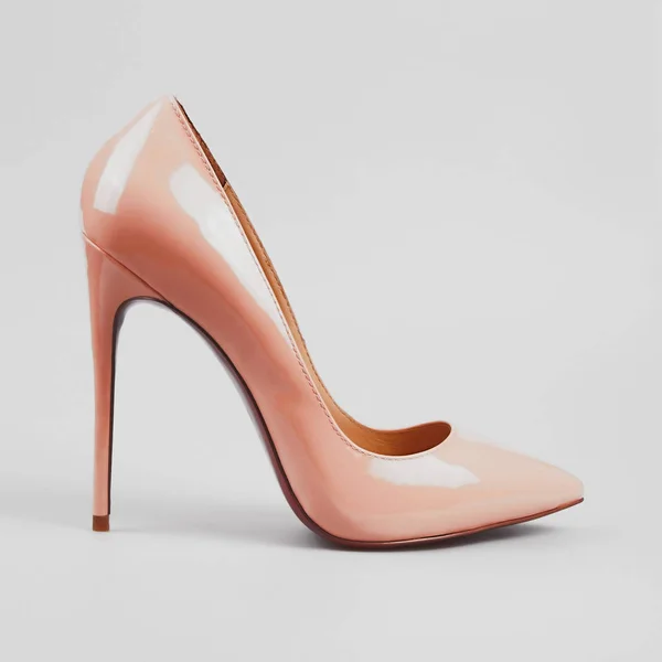 Стильне жіноче рожеве взуття над білим — стокове фото
