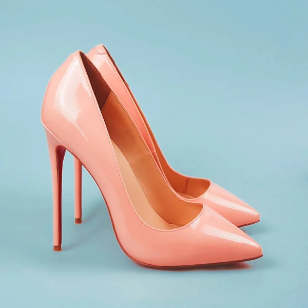 Elegantes zapatos rosados femeninos sobre azul —  Fotos de Stock