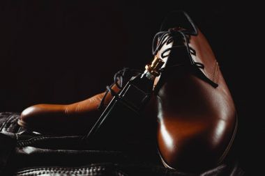 Erkek ayakkabıları ve parfüm