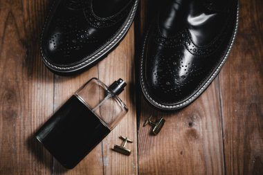 Aksesuarlar mans. Parfüm ve kol ile ayakkabı