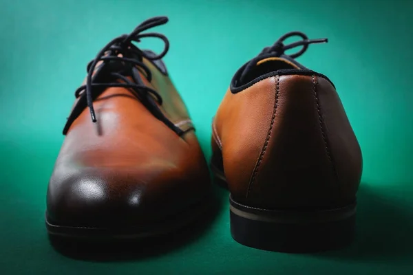 Brązowy buty męskie w zielonym tle — Zdjęcie stockowe