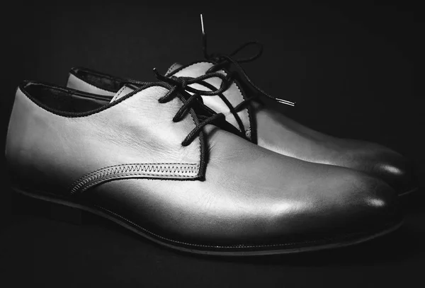 Chaussures masculines élégantes de couleur blanc noirâtre — Photo