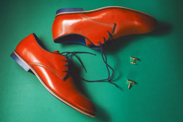 Snygga manliga skor med manschett i grön bakgrund — Stockfoto