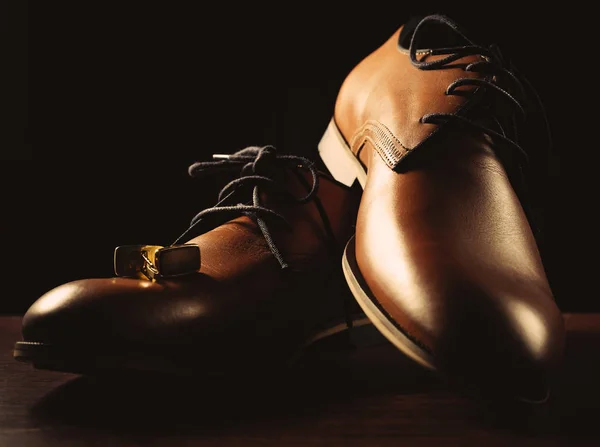 Barna férfi cipő és mandzsetta — Stock Fotó