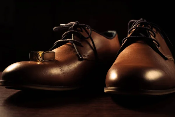 Accessoires de mode. Chaussures homme avec poignets — Photo