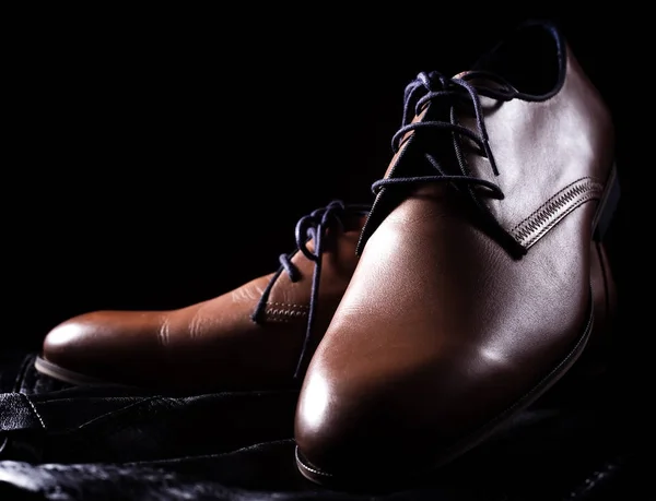 Accesorios de moda. Zapatos masculinos sobre negro — Foto de Stock