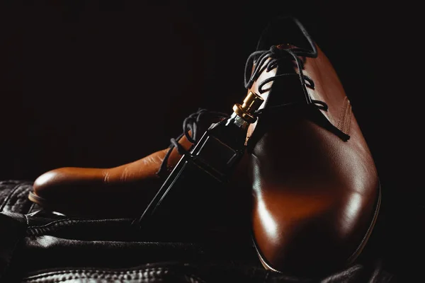 Män skor och parfym — Stockfoto