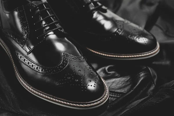 Negro oxford zapatos pulidos sobre fondo negro.Shoes brillan . — Foto de Stock