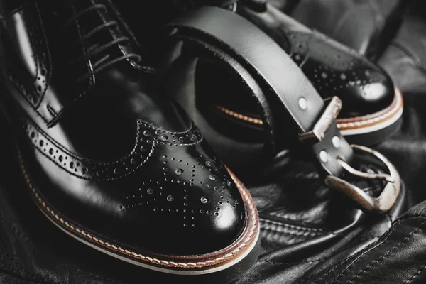 Moda siyah ayakkabı ve kemer