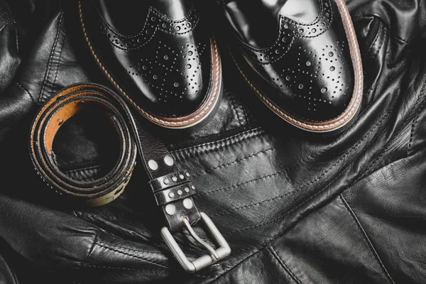 Moda siyah ayakkabı ve kemer