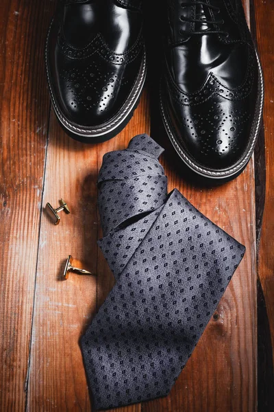 ファッション男性のアクセサリー。ネクタイとカフと靴 — ストック写真