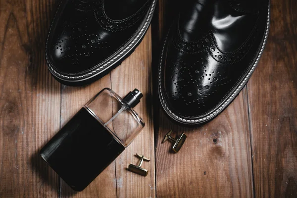 Aksesuarlar mans. Parfüm ve kol ile ayakkabı