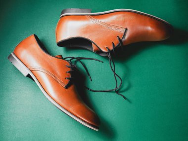 Kahverengi deri çift ayakkabı