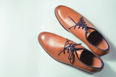 Beyaz arka plan üzerinde izole erkek klasik kahverengi deri ayakkabı