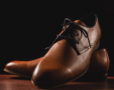 Kahverengi deri çift ayakkabı. 