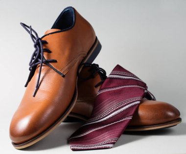 üzerinde gri kravat ile erkek ayakkabı 