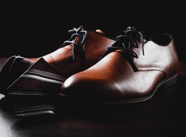 Kravat ile kahverengi deri çift ayakkabı