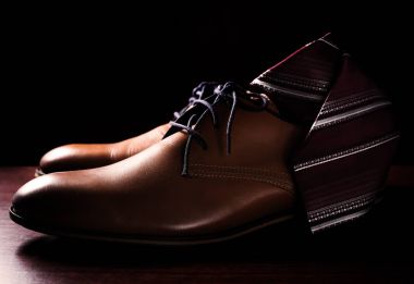 üzerinde siyah kravat ile erkek ayakkabı