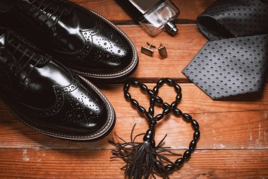 Erkekler Aksesuarları. Kravat, parfüm ve kol ile ayakkabı