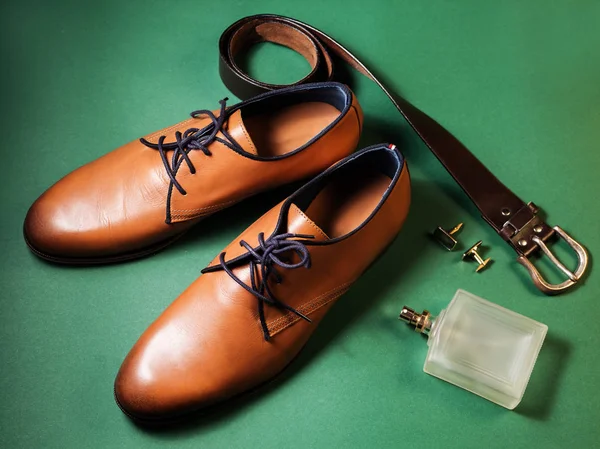 Мужские аксессуары. Обувь с духами и поясом — стоковое фото