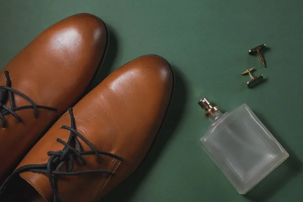 茶色の革エグゼクティブ靴香水 — ストック写真