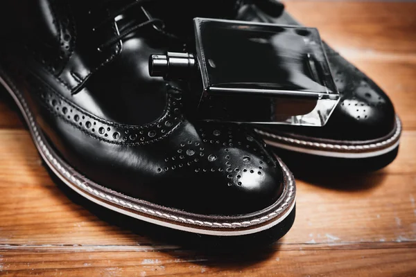 Классические мужские аксессуары. Обувь с духами — стоковое фото