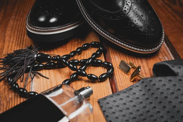 Мужские аксессуары. Обувь с галстуком, духами и манжетами — стоковое фото