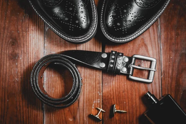 Männliche Accessoires. Schuhe mit Parfüm und Gürtel — Stockfoto