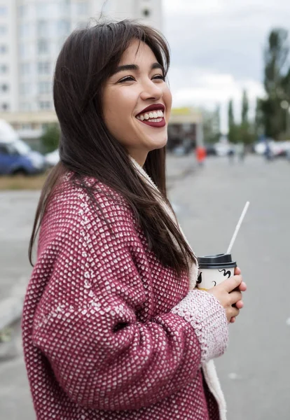 Menina elegante alegre segurando xícara de café ao ar livre na cidade st — Fotografia de Stock