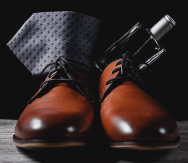 Adamın tarzı. kravat ve parfüm ile ayakkabı