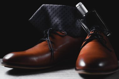 Adamın tarzı. Kravat ve parfüm ile kahverengi Ayakkabı 