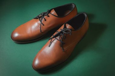 Kahverengi deri çift ayakkabı