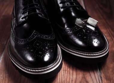 ahşap arka plan üzerinde şık erkek aksesuarlar