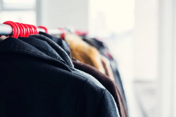 Kläder på hängare i den moderna butiken butik — Stockfoto