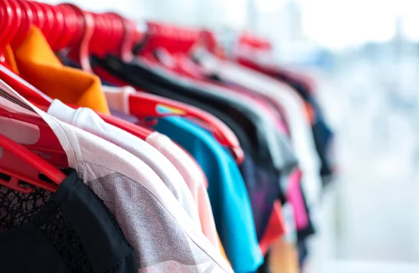 Kläder på galge i butiken — Stockfoto