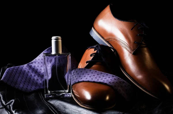 男のスタイル。ネクタイと香水と靴 — ストック写真