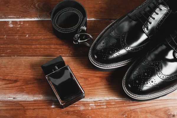 ahşap arka plan üzerinde şık erkek aksesuarlar