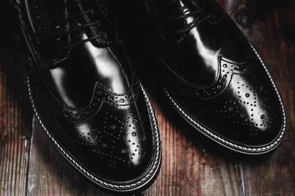 Zapatos negros de moda masculina — Foto de Stock