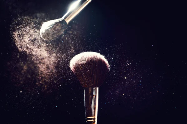 Concepto de belleza y maquillaje. Cepillo cosmético que libera una nube de —  Fotos de Stock