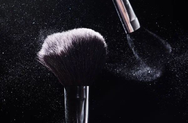 Concept beauté et maquillage. Brosse cosmétique libérant un nuage de — Photo